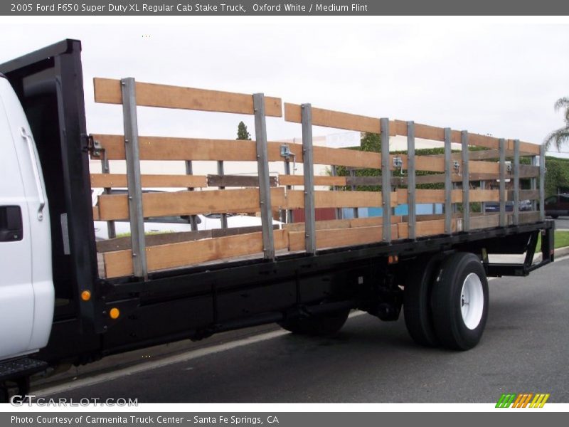 Oxford White / Medium Flint 2005 Ford F650 Super Duty XL Regular Cab Stake Truck