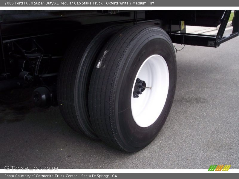 Oxford White / Medium Flint 2005 Ford F650 Super Duty XL Regular Cab Stake Truck
