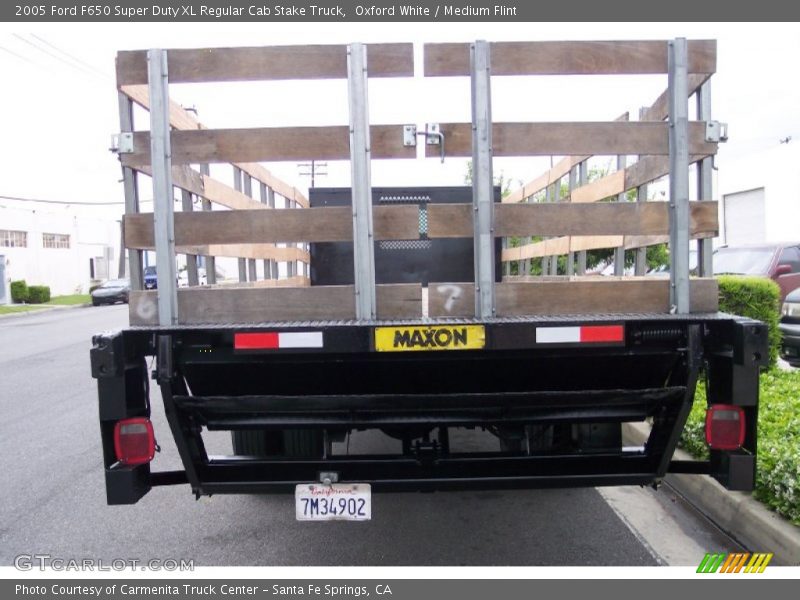 Oxford White / Medium Flint 2005 Ford F650 Super Duty XL Regular Cab Stake Truck