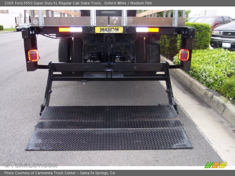 Oxford White / Medium Flint 2005 Ford F650 Super Duty XL Regular Cab Stake Truck