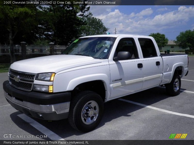 Front 3/4 View of 2005 Silverado 2500HD LS Crew Cab