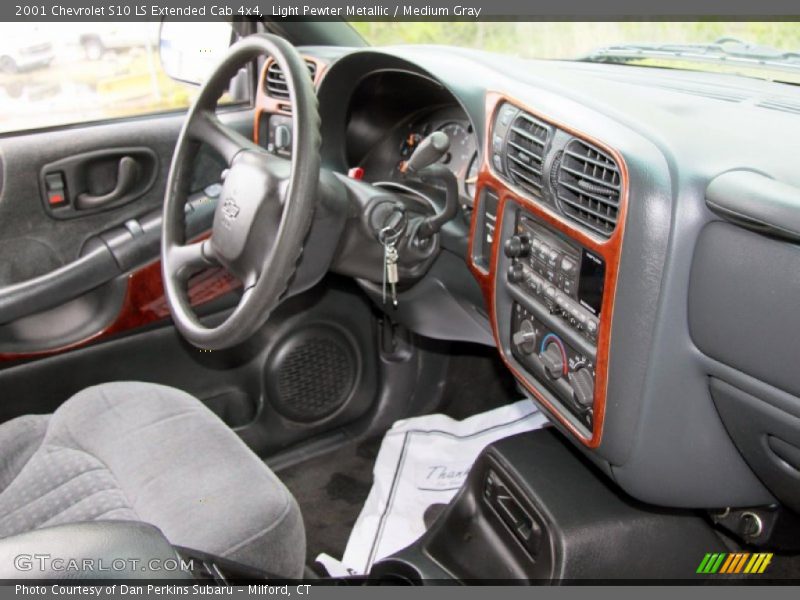 Light Pewter Metallic / Medium Gray 2001 Chevrolet S10 LS Extended Cab 4x4