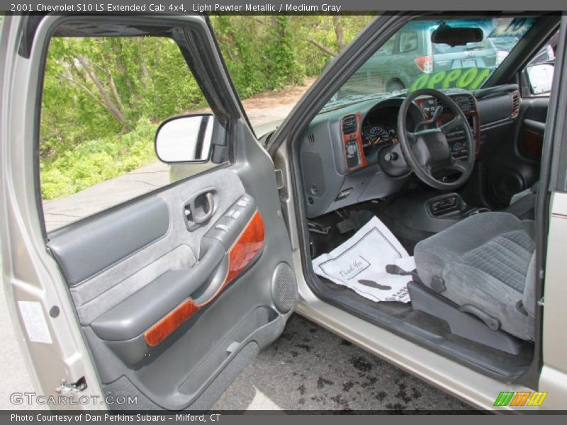 Light Pewter Metallic / Medium Gray 2001 Chevrolet S10 LS Extended Cab 4x4