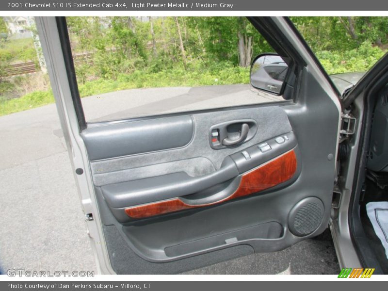 Light Pewter Metallic / Medium Gray 2001 Chevrolet S10 LS Extended Cab 4x4