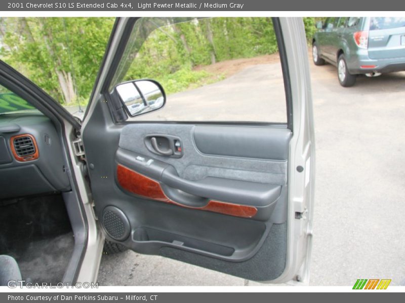Light Pewter Metallic / Medium Gray 2001 Chevrolet S10 LS Extended Cab 4x4