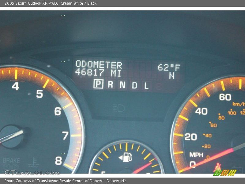 Cream White / Black 2009 Saturn Outlook XR AWD