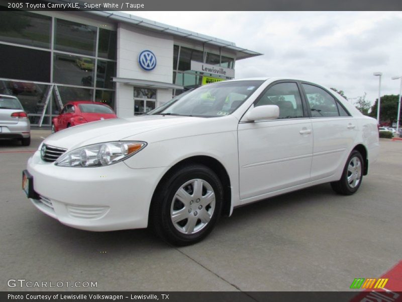 Super White / Taupe 2005 Toyota Camry XLE