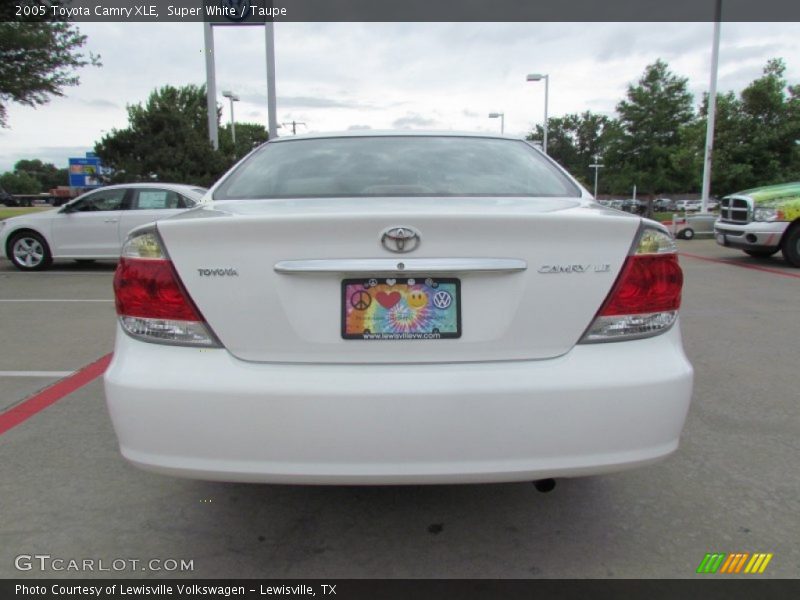 Super White / Taupe 2005 Toyota Camry XLE