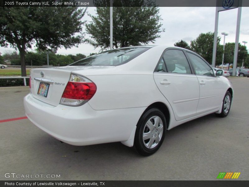 Super White / Taupe 2005 Toyota Camry XLE