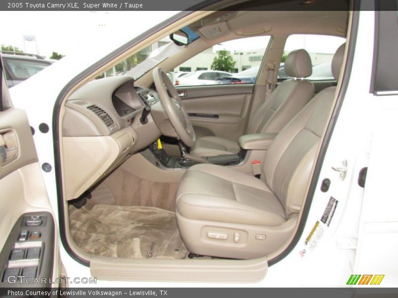 Super White / Taupe 2005 Toyota Camry XLE