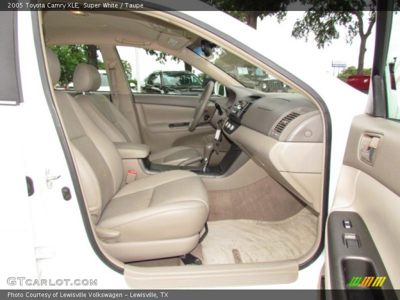 Super White / Taupe 2005 Toyota Camry XLE