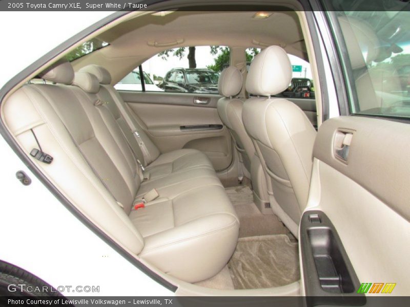 Super White / Taupe 2005 Toyota Camry XLE