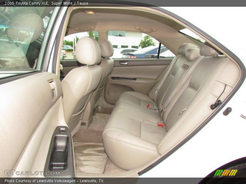 Super White / Taupe 2005 Toyota Camry XLE