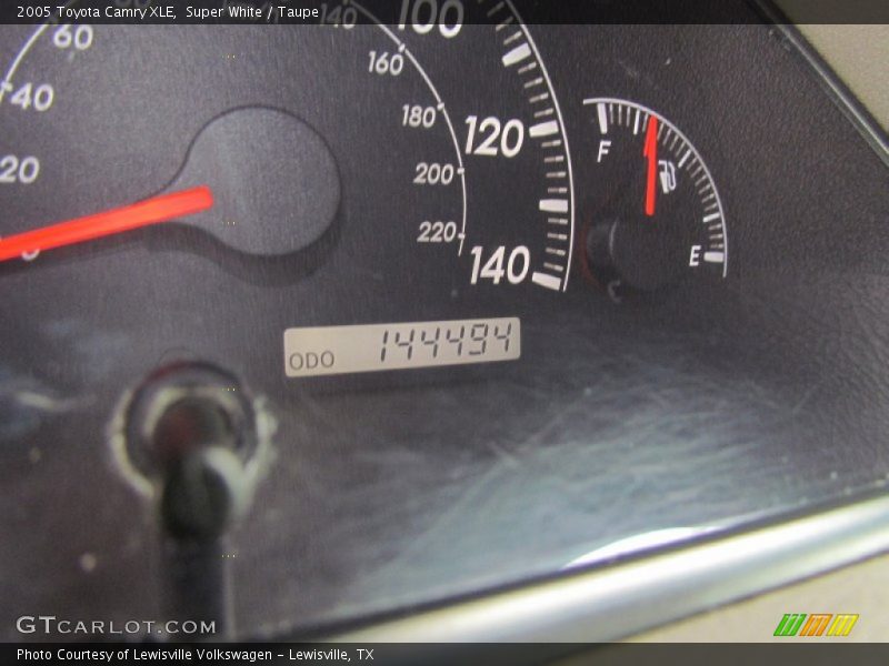 Super White / Taupe 2005 Toyota Camry XLE