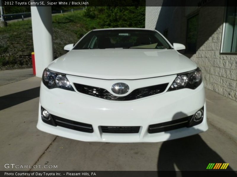 Super White / Black/Ash 2012 Toyota Camry SE