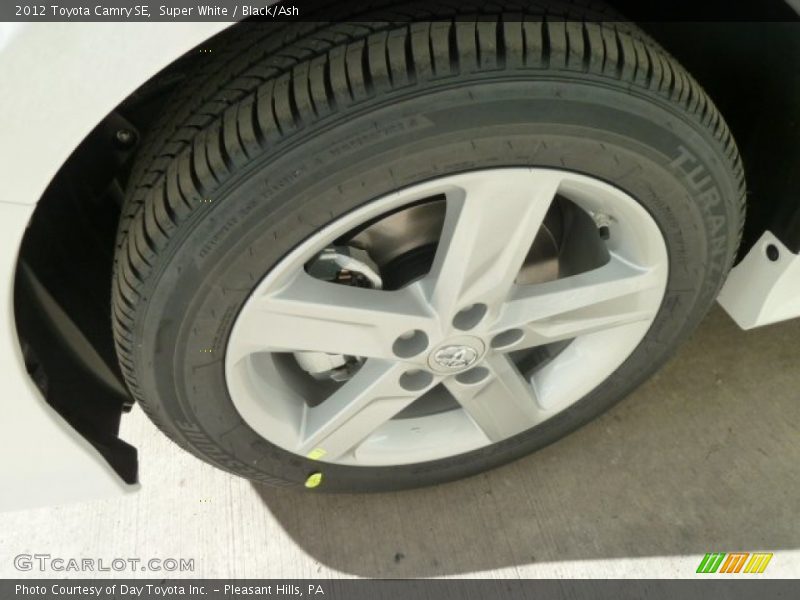 Super White / Black/Ash 2012 Toyota Camry SE