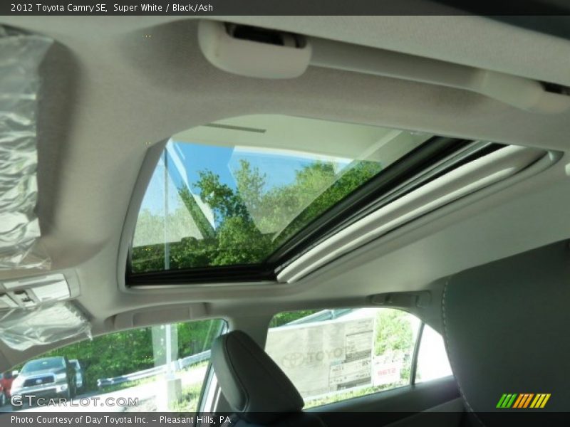 Super White / Black/Ash 2012 Toyota Camry SE