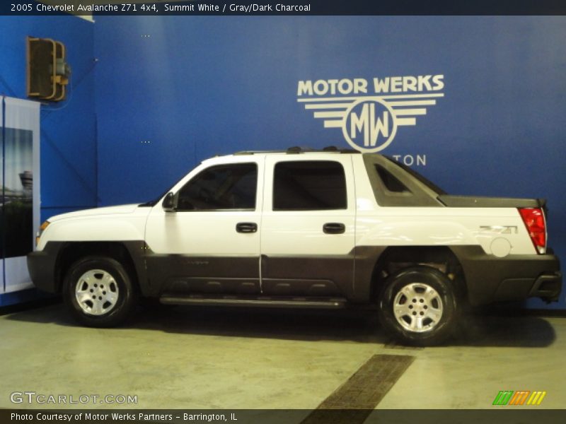 Summit White / Gray/Dark Charcoal 2005 Chevrolet Avalanche Z71 4x4