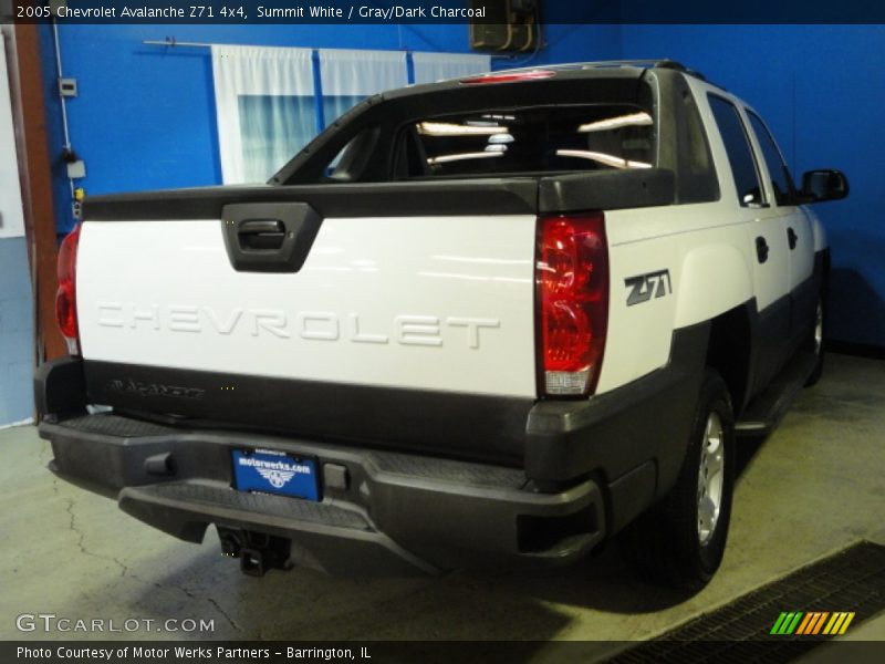 Summit White / Gray/Dark Charcoal 2005 Chevrolet Avalanche Z71 4x4