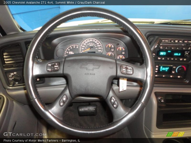 Summit White / Gray/Dark Charcoal 2005 Chevrolet Avalanche Z71 4x4