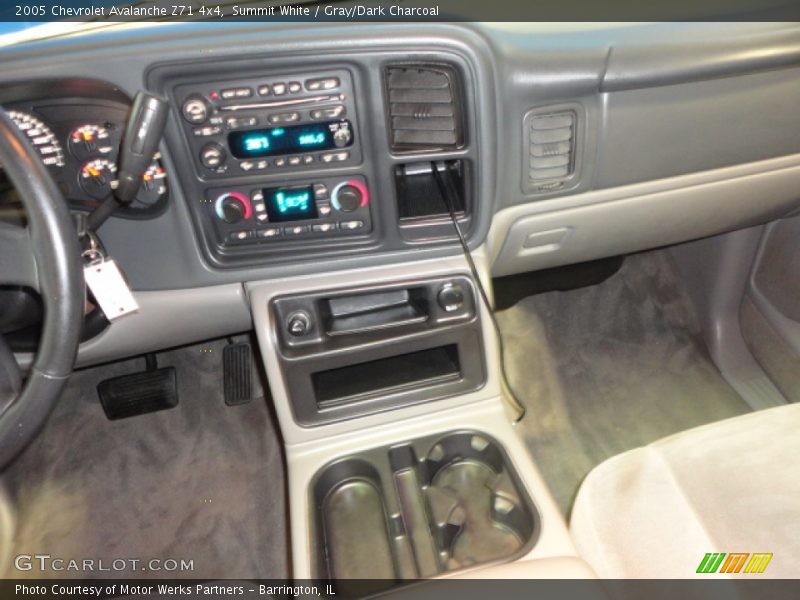 Summit White / Gray/Dark Charcoal 2005 Chevrolet Avalanche Z71 4x4