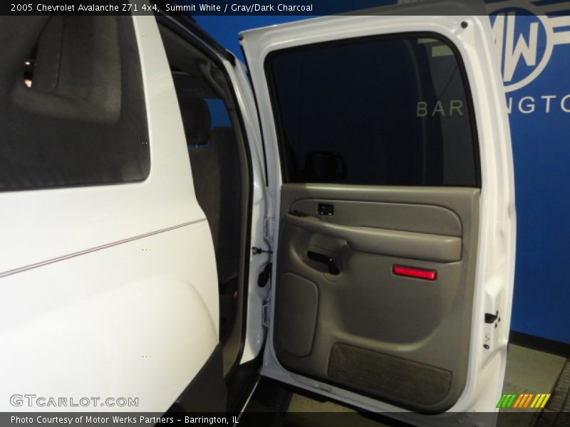 Summit White / Gray/Dark Charcoal 2005 Chevrolet Avalanche Z71 4x4