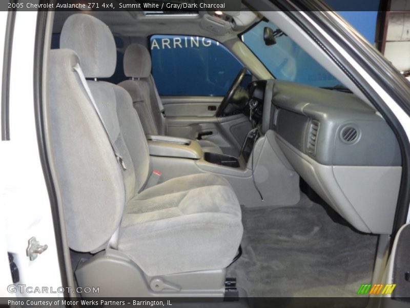 Summit White / Gray/Dark Charcoal 2005 Chevrolet Avalanche Z71 4x4