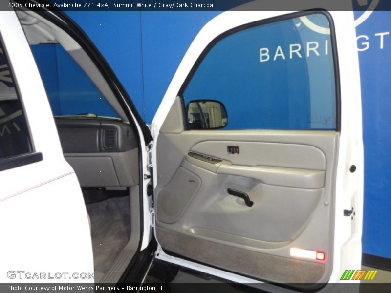 Summit White / Gray/Dark Charcoal 2005 Chevrolet Avalanche Z71 4x4