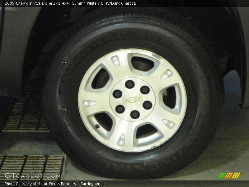 Summit White / Gray/Dark Charcoal 2005 Chevrolet Avalanche Z71 4x4