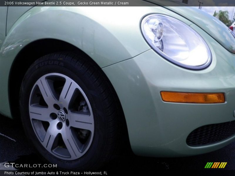 Gecko Green Metallic / Cream 2006 Volkswagen New Beetle 2.5 Coupe