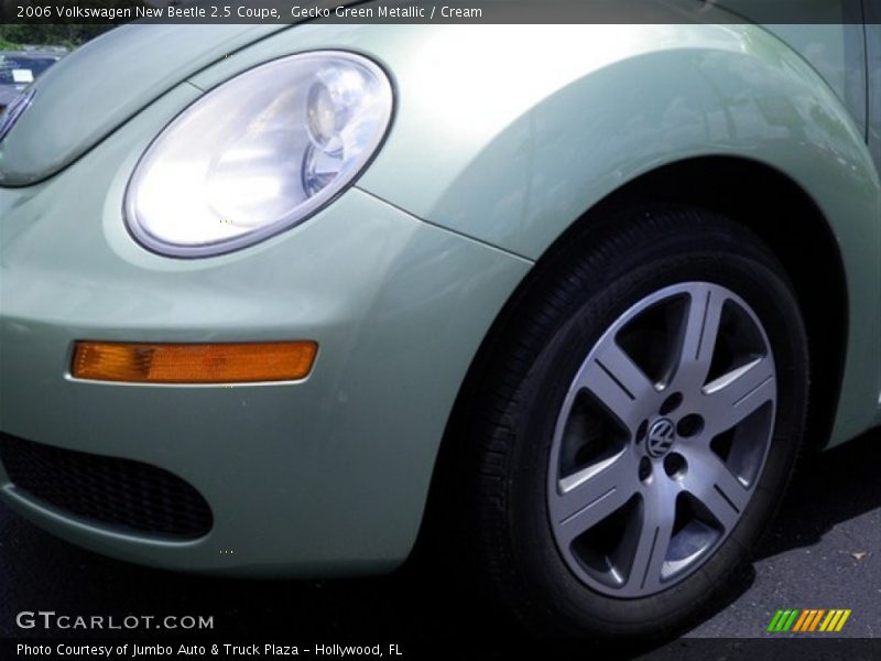 Gecko Green Metallic / Cream 2006 Volkswagen New Beetle 2.5 Coupe