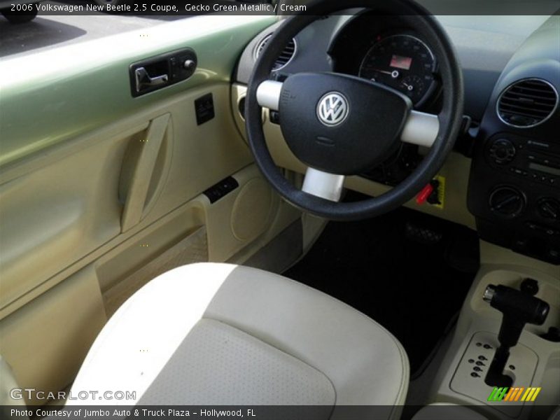 Gecko Green Metallic / Cream 2006 Volkswagen New Beetle 2.5 Coupe