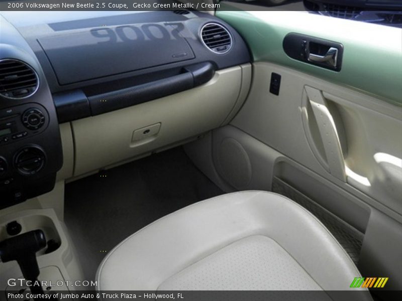 Gecko Green Metallic / Cream 2006 Volkswagen New Beetle 2.5 Coupe