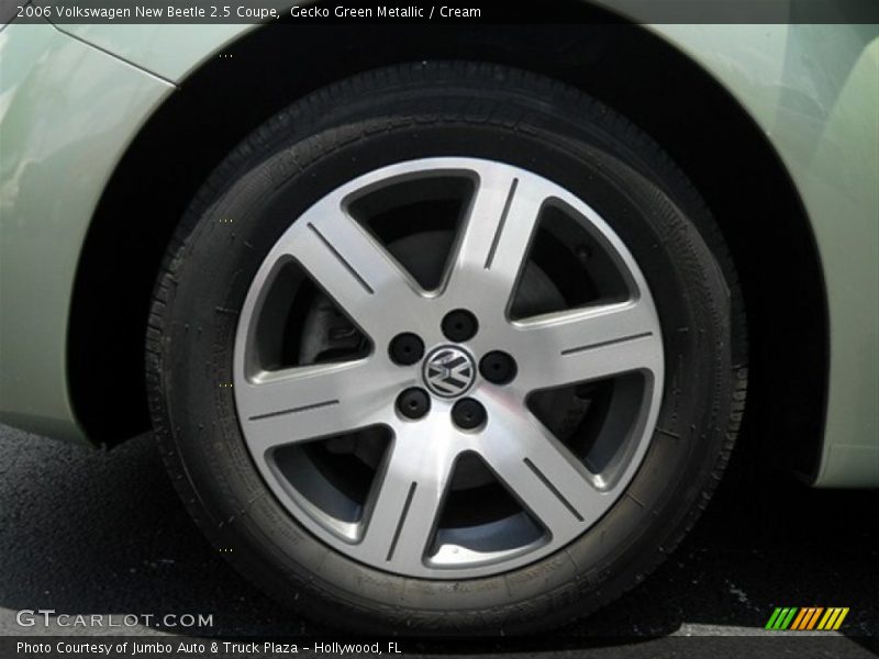 Gecko Green Metallic / Cream 2006 Volkswagen New Beetle 2.5 Coupe