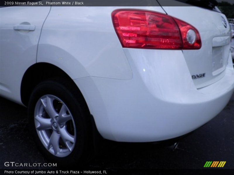 Phantom White / Black 2009 Nissan Rogue SL