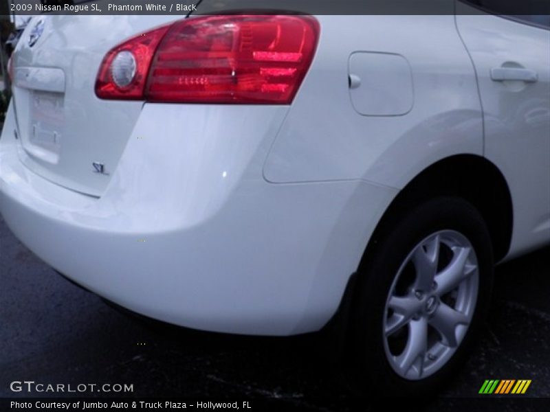Phantom White / Black 2009 Nissan Rogue SL