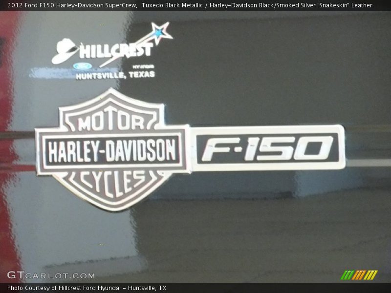 Tuxedo Black Metallic / Harley-Davidson Black/Smoked Silver 