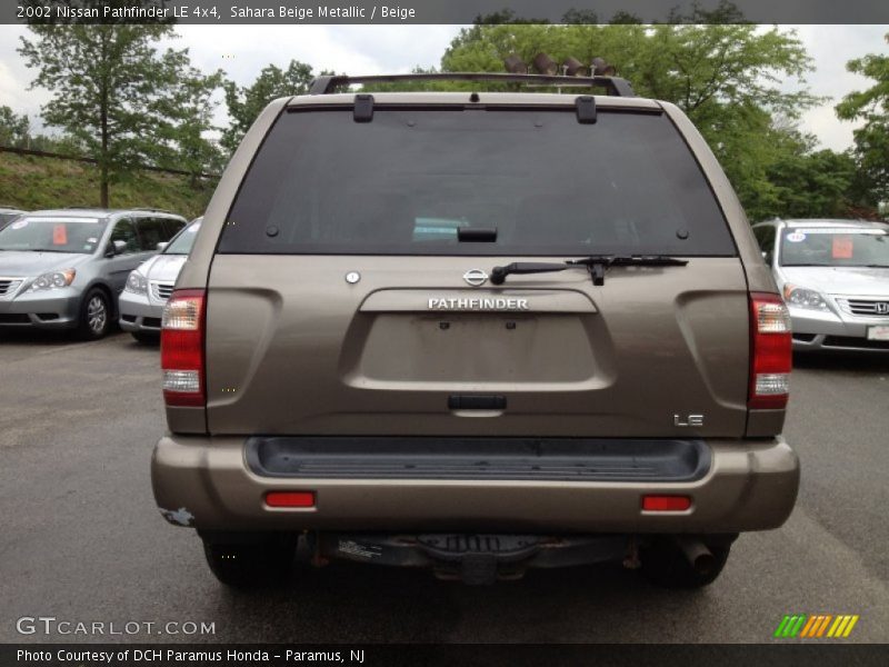 Sahara Beige Metallic / Beige 2002 Nissan Pathfinder LE 4x4