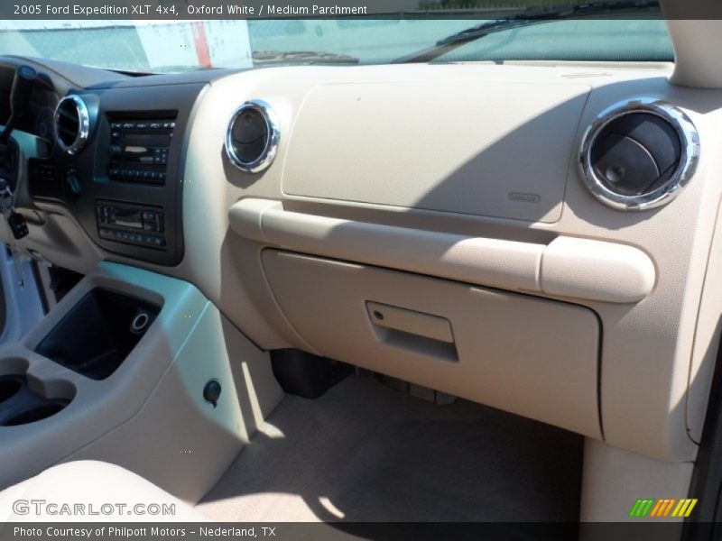 Oxford White / Medium Parchment 2005 Ford Expedition XLT 4x4
