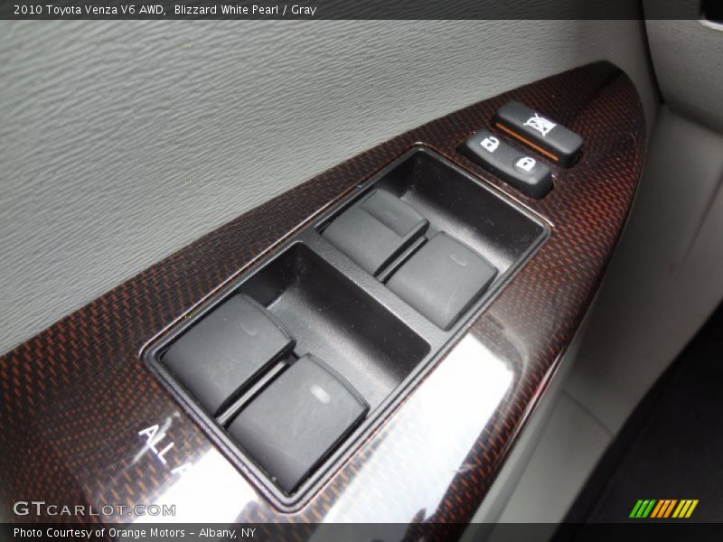 Blizzard White Pearl / Gray 2010 Toyota Venza V6 AWD