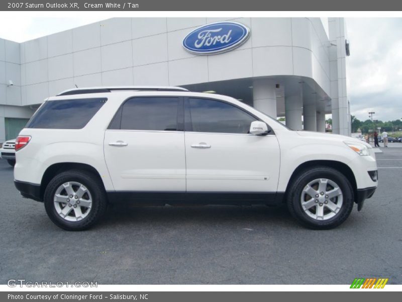 Cream White / Tan 2007 Saturn Outlook XR