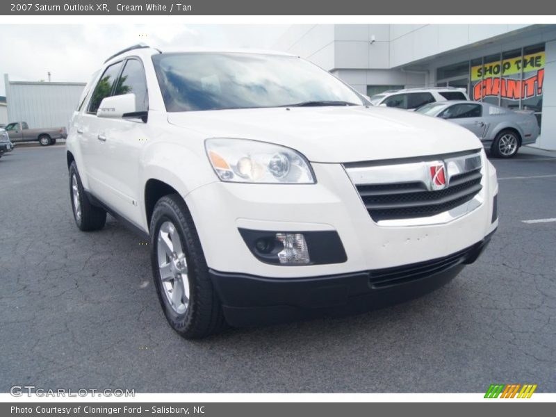 Cream White / Tan 2007 Saturn Outlook XR