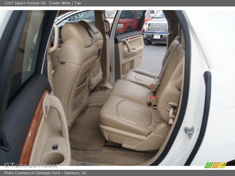 Cream White / Tan 2007 Saturn Outlook XR