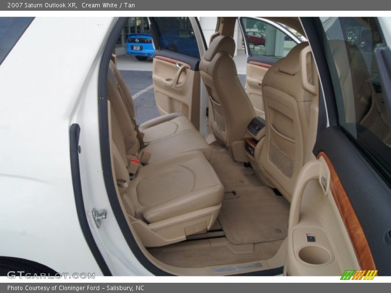 Cream White / Tan 2007 Saturn Outlook XR