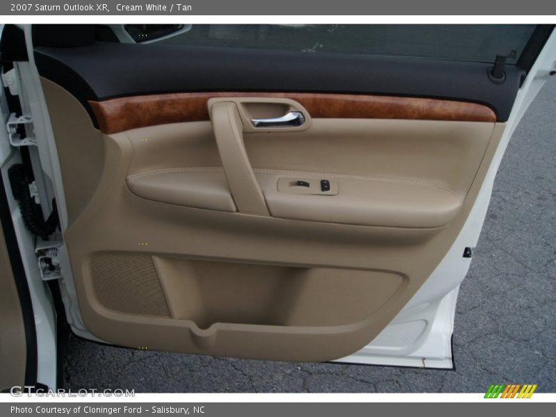Cream White / Tan 2007 Saturn Outlook XR