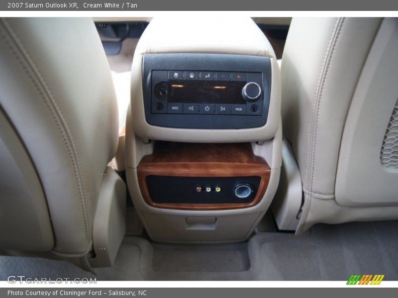 Cream White / Tan 2007 Saturn Outlook XR