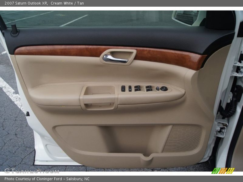 Cream White / Tan 2007 Saturn Outlook XR