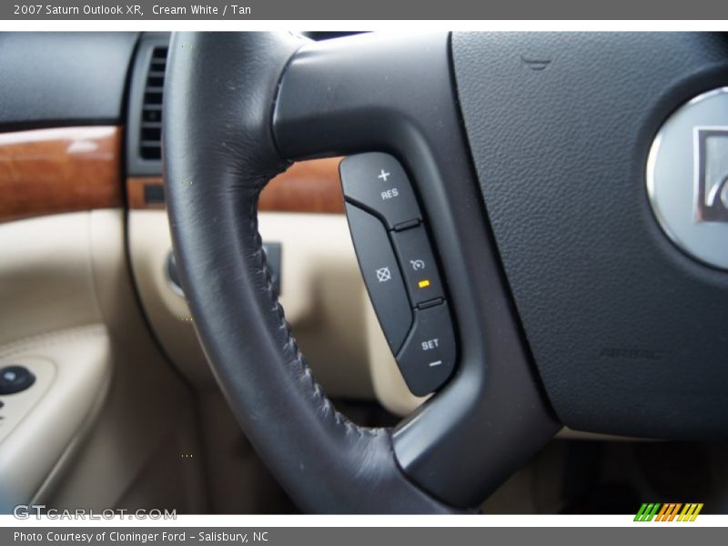 Cream White / Tan 2007 Saturn Outlook XR