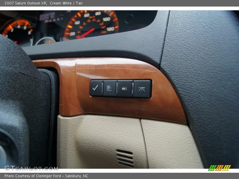 Cream White / Tan 2007 Saturn Outlook XR