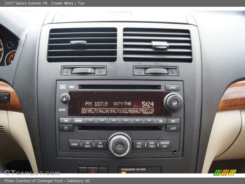 Cream White / Tan 2007 Saturn Outlook XR